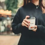 Dlaczego pokrywka do kawy ma małą dziurkę? Ukryta funkcja, o której większość nie wie