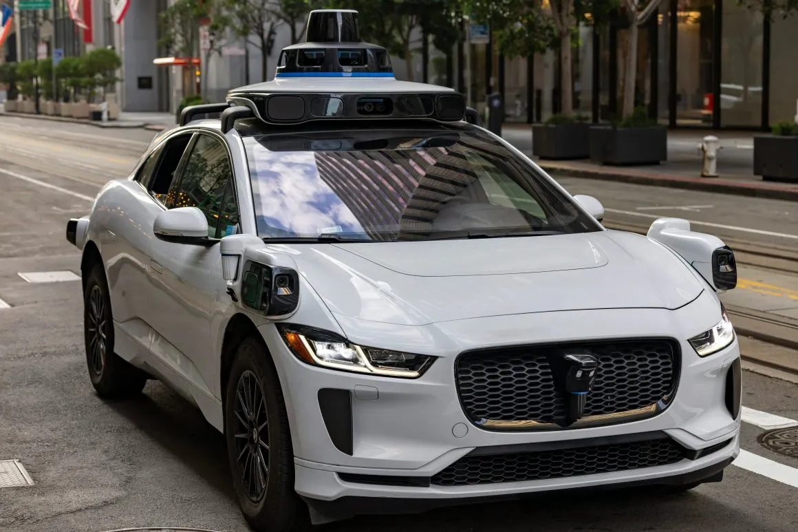 Pierwsze autonomiczne taksówki mogą pojawić się w Polsce już w 2026 roku. Poparcie dla tej technologii deklaruje jednak tylko 35% Polaków