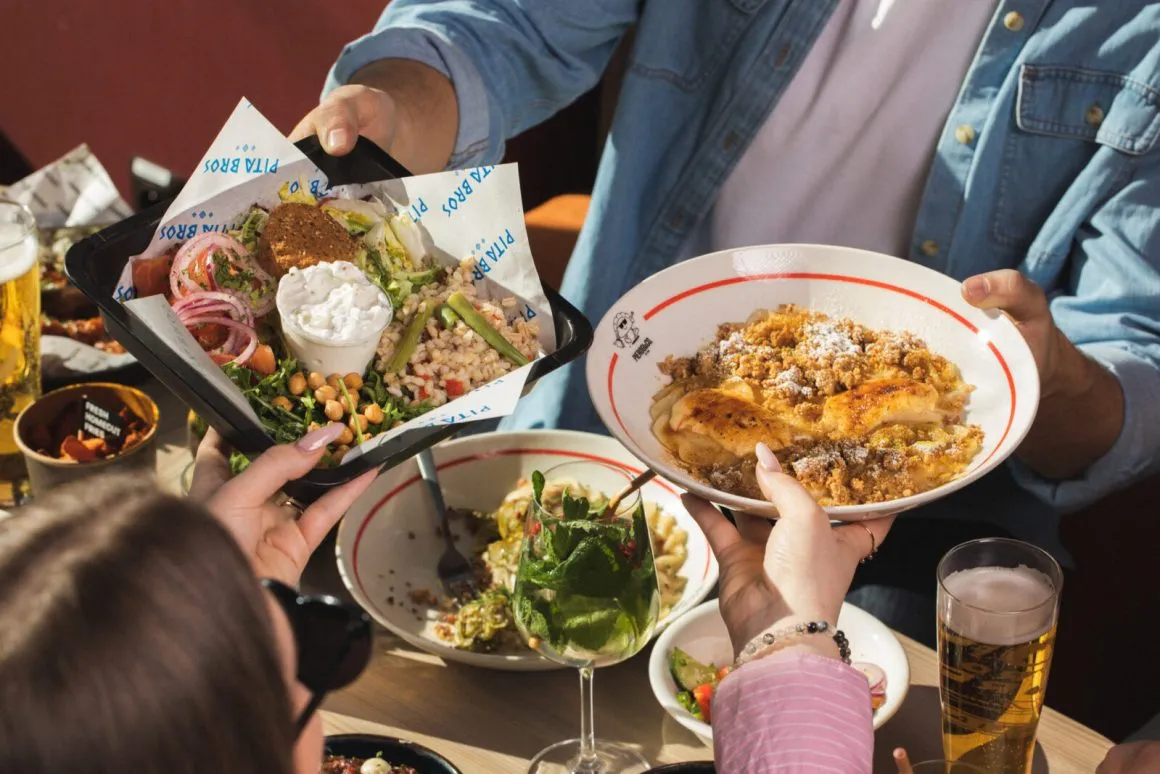 Koreańska kuchnia, burgery i grecki street food: pięć lokali z Warszawy wśród zwycięzców Uber Eats Awards 2026