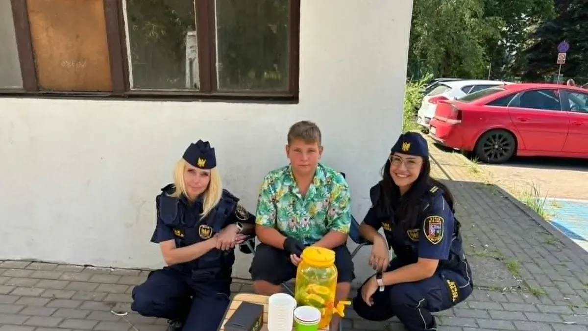 Polka zgłosiła 12-letniego chłopca za sprzedaż lemoniady. Zamiast mandatu dostał wsparcie – straż miejska wykupiła cały towar